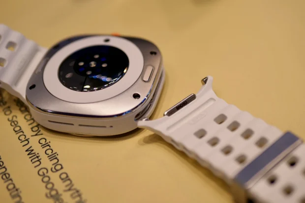 مقایسه Galaxy Watch Ultra 2 و Apple Watch Ultra 3